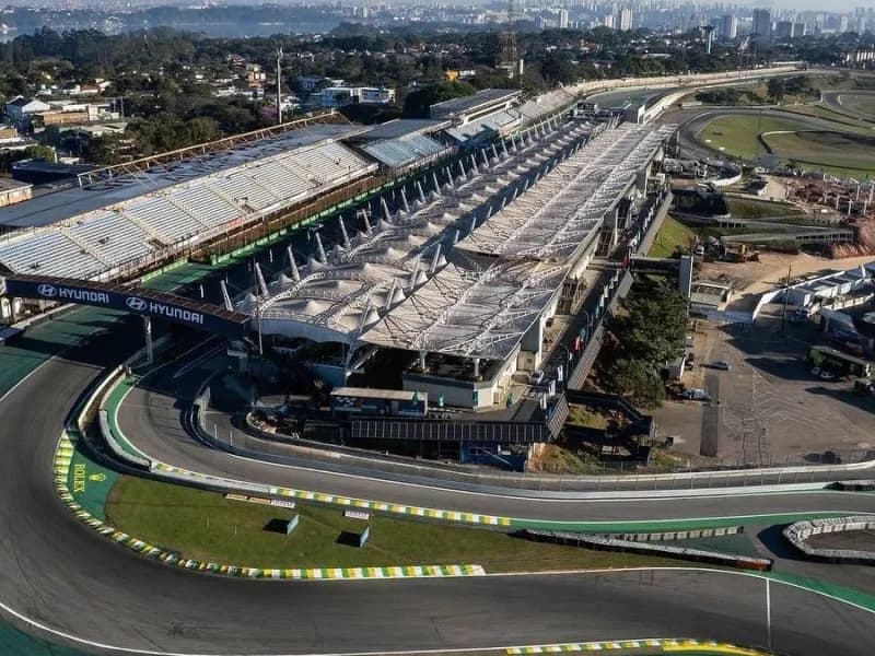 Imagem de capa da notícia: Interlagos fica de fora do calendário de corridas sprint de 2026