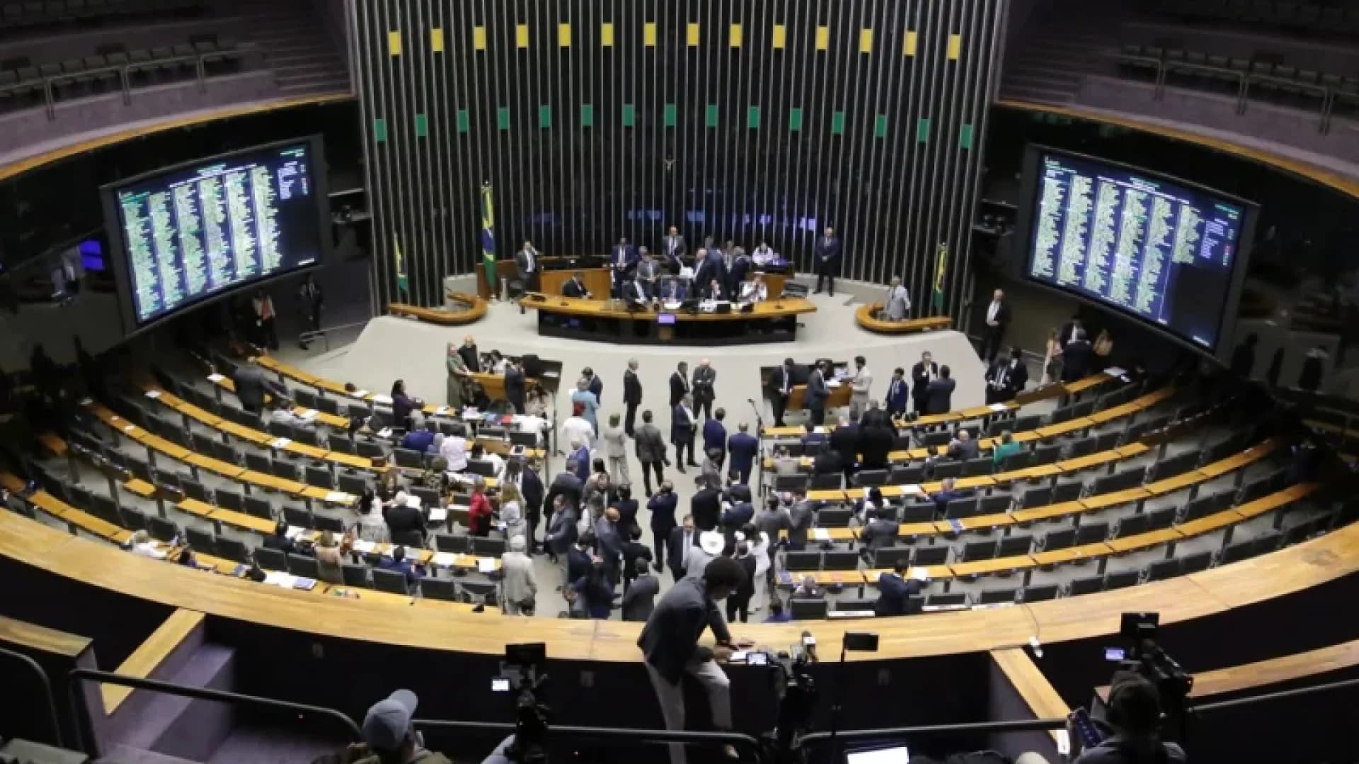 Imagem de capa da notícia: Câmara aprova PEC que altera prerrogativas parlamentares e inclui voto secreto