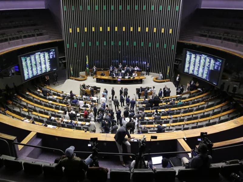 Imagem de capa da notícia: Câmara aprova PEC que altera prerrogativas parlamentares e inclui voto secreto