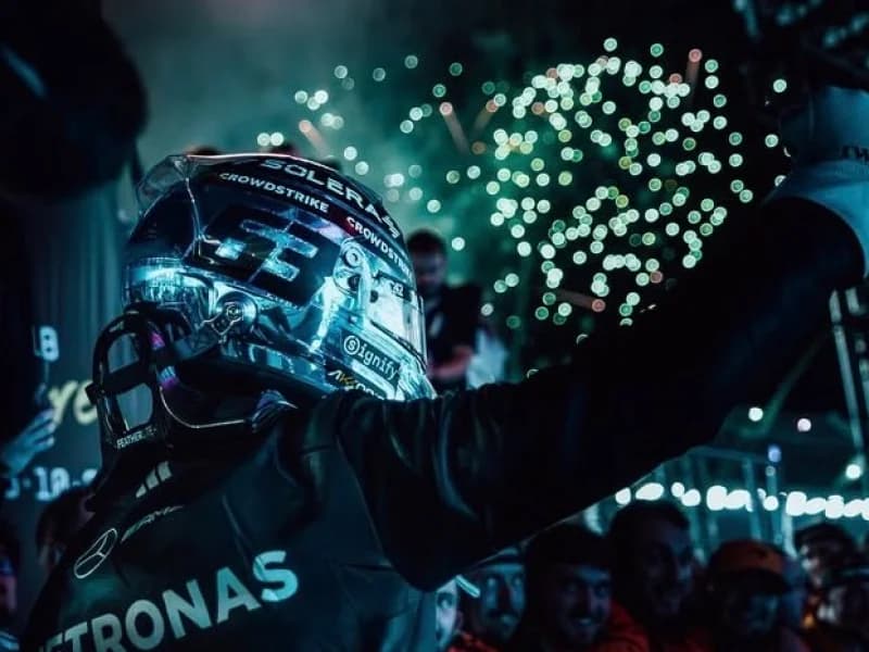 Imagem de capa da notícia: George Russell vence o GP de Singapura