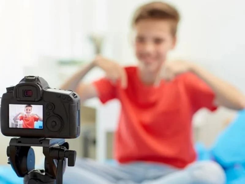 Influenciadores mirins: Exposição de crianças na internet pode gerar sanções na Justiça