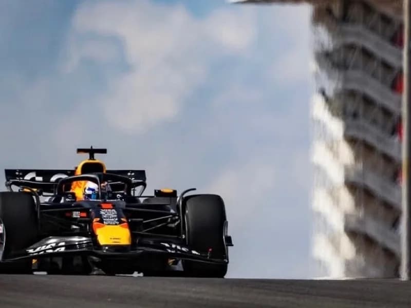 Imagem de capa da notícia: Max Verstappen conquista a pole position na corrida sprint em Austin