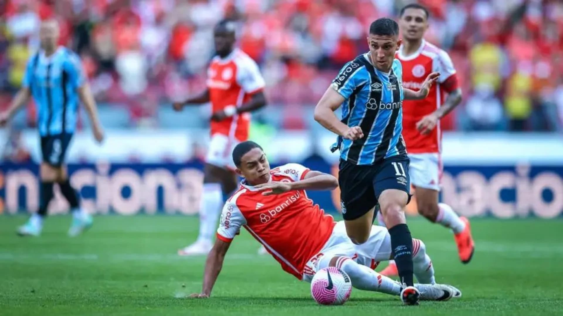 Imagem de capa da notícia: Fim de semana movimentado no futebol brasileiro com clássicos estaduais