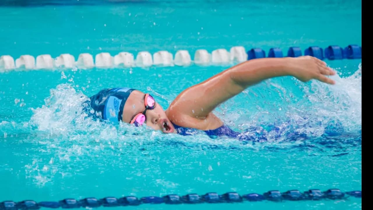 Atleta mirim de Manaus já brilha nas piscinas e lidera ranking nacional aos 8 anos