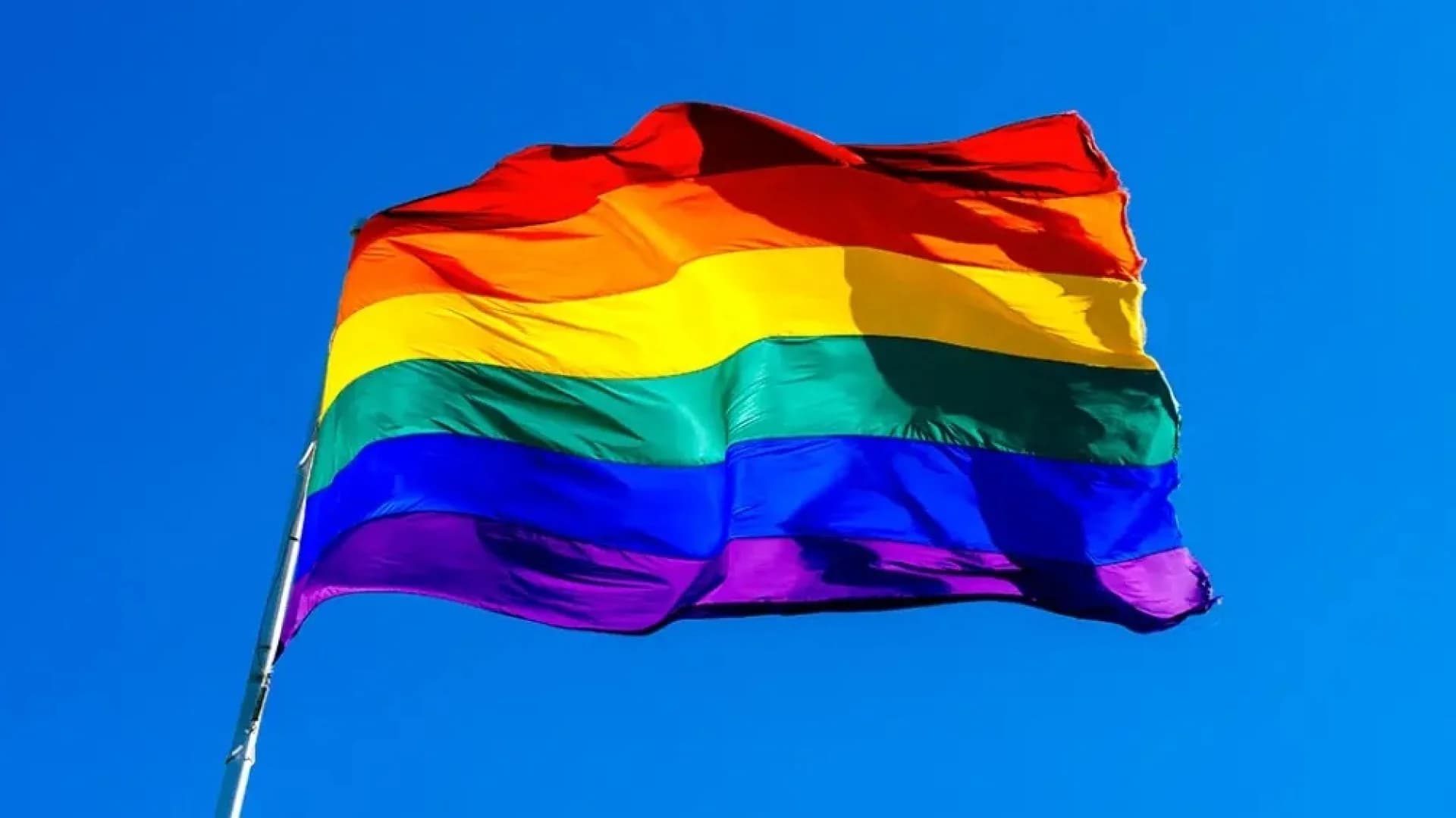 Imagem de capa da notícia: Exclusão de pessoas LGBTI+ no trabalho gera perdas salariais de R$ 94,4 bilhões por ano no Brasil