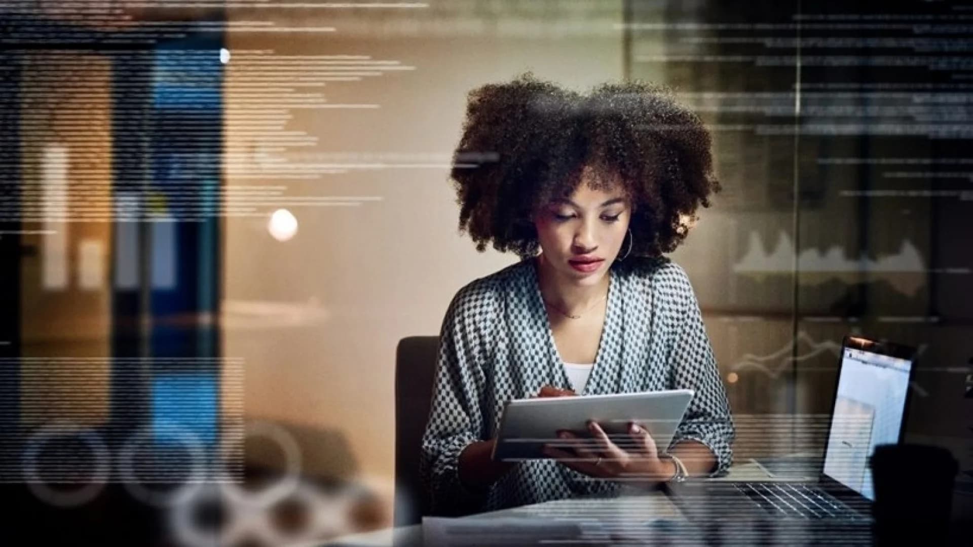 Imagem de capa da notícia: Profissionais do futuro devem combinar domínio tecnológico e habilidades humanas, diz especialista