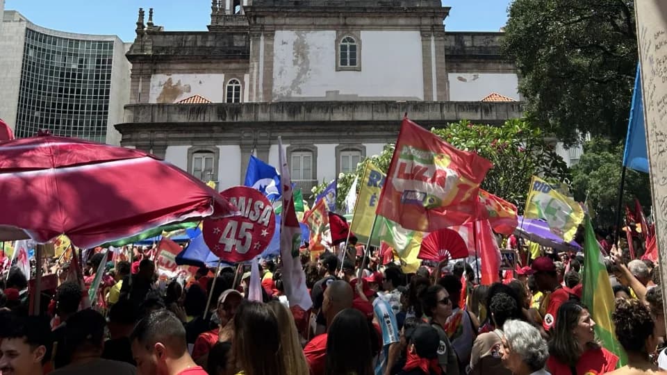 Imagem de capa: Estudantes lotam a Candelária em ato pró-Lula