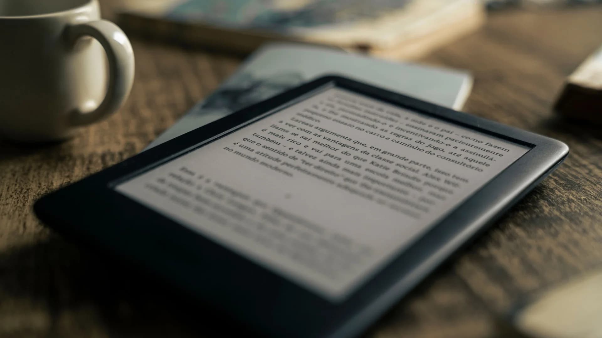 Imagem de capa da notícia: E-books abrem portas para autores independentes, mas pirataria ainda é obstáculo